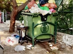 عائلة عربية تبادر بتنظيف تراكمات القمامة وتسأل : اين البلدية؟!