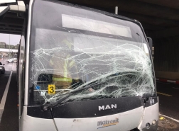حيفا: تخليص سائق حافلة مطرونيت بعد ان علق بالحافلة جرّاء حادث طرق