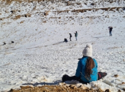 المئات في جبل الشيخ يلهون بالثلوج
