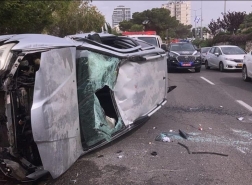 حيفا  - طواقم الإطفاء تعالج حادث إنقلاب سيارة