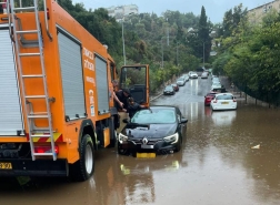 حيفا_تخليص افراد عائلة بعد ان علقت سيارتهم داخل الفيضانات