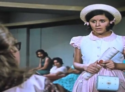 سعاد حسني في صغيرة على الحب: كيف رسمت الأزياء فجوة الجيلين؟