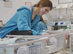 هل من يسمعني؟ – رمبام يطلق خطاً ساخناً لدعم الحوامل والوالدات في ظل التصعيد الأمني