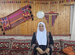 حسنية ابن بري.. من الخياطة المنزلية إلى تأسيس بيت للضيافة والتراث البدوي في رهط