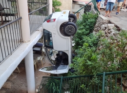 فيديو :سقوط سياره في ساحة منزل .