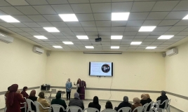 محاضرة حول الوعي البيئي والعاطفي في استهلاك الملابس في قرية ميسر