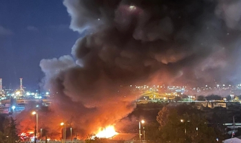 حيفا شارع با يهودا.حريق وانفجارات في مبان صناعيه بعضها يحوي مواد خطره سامه.