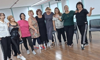 منيرفا كتيلي مره  تقود ورشة الرقص المحيي في بيت الكرمة!