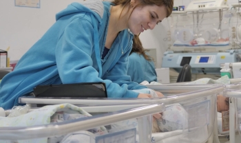 هل من يسمعني؟ – رمبام يطلق خطاً ساخناً لدعم الحوامل والوالدات في ظل التصعيد الأمني