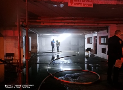 تخليص عالقين من مبنى إثر اندلاع حريق بسيارة في مدينة حيفا
