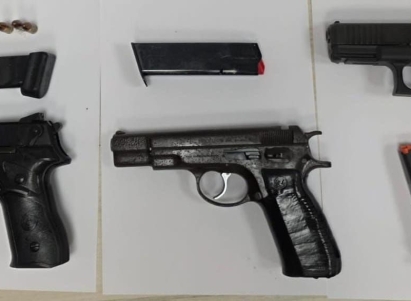 شرطة الساحل تُحبط محاولة تهريب مسدسات غلوك ومئات الغرامات من المخدرات في مدخل مدينة حيفا