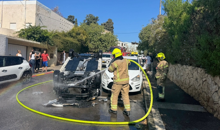 حادث في حيفا: نجاة سائق وإخماد حريق اندلع في المركبة بعد انقلابها