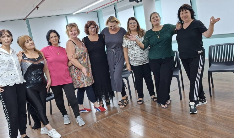 منيرفا كتيلي مره  تقود ورشة الرقص المحيي في بيت الكرمة!