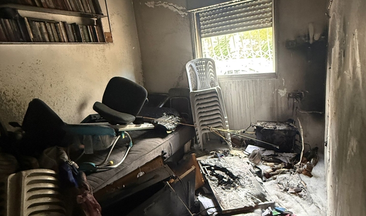 حيفا: إنقاذ عالق من داخل شقة سكنية بعد اندلاع حريق