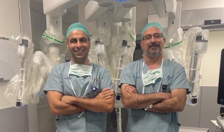 البروفيسور رياض حداد والدكتور أحمد محاميد يقودان دراسة رائدة في الكرمل: الجراحة الروبوتية لاستئصال البنكرياس تتفوق على المنظار