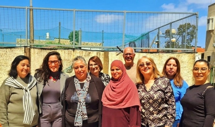 زيارة مفاجئة للناشطة التربوية نوال أبو عيسى في مكتبها احتفاءً بعيد ميلادها واقتراب تقاعدها