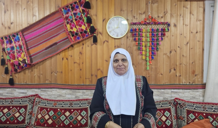 حسنية ابن بري.. من الخياطة المنزلية إلى تأسيس بيت للضيافة والتراث البدوي في رهط