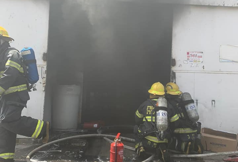 حيفا: اندلاع حريق بمبنى صناعي في شارع الهستدروت