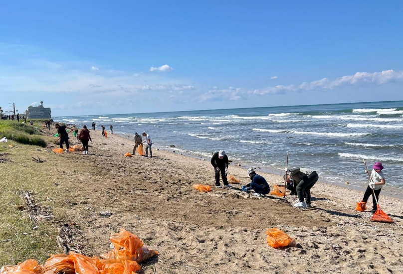 آلاف المتطوعين ينظفون الزفتة التي غطت الشواطئ: