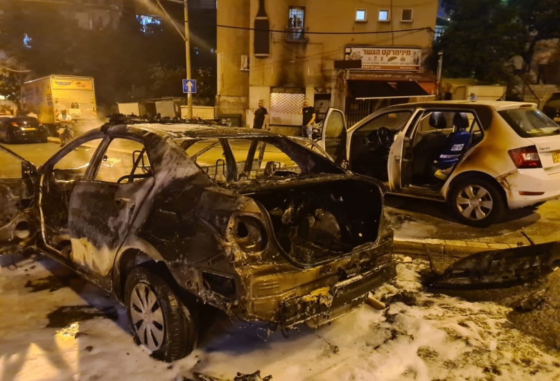 حيفا - شارع زئيف بنين: سيارة شرطة احترقت نتيجة إلقاء زجاجة حارقة