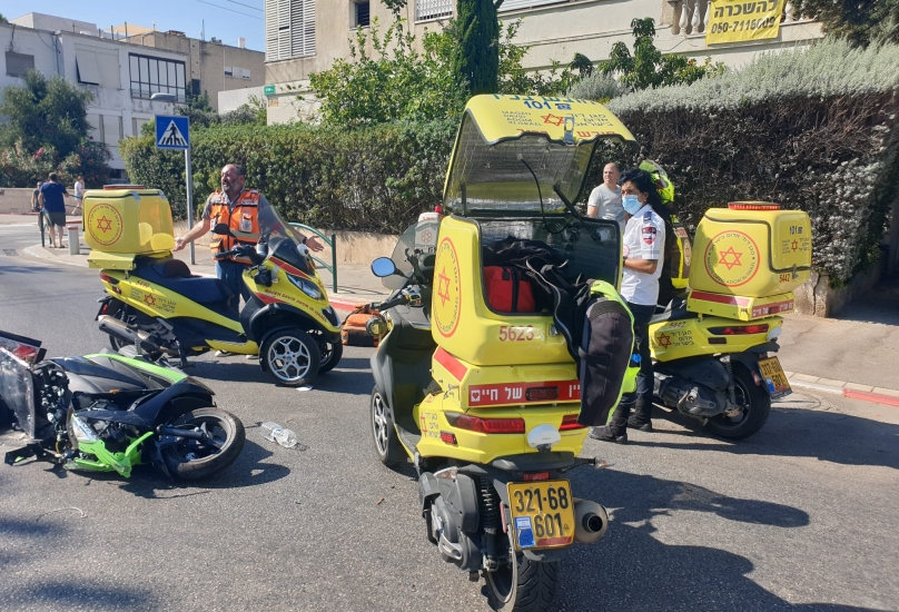 اصابة سائق دراجة عشريني بجراح بالغة جراء حادث طرق في كريات حاييم