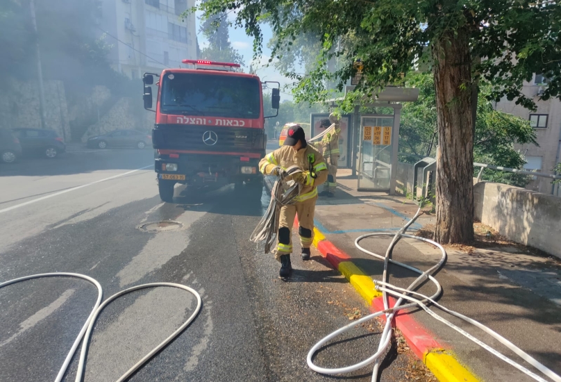 اندلاع حريق بمساحات أشواك بين مبانٍ سكنية ومنازل في مدينة حيفا
