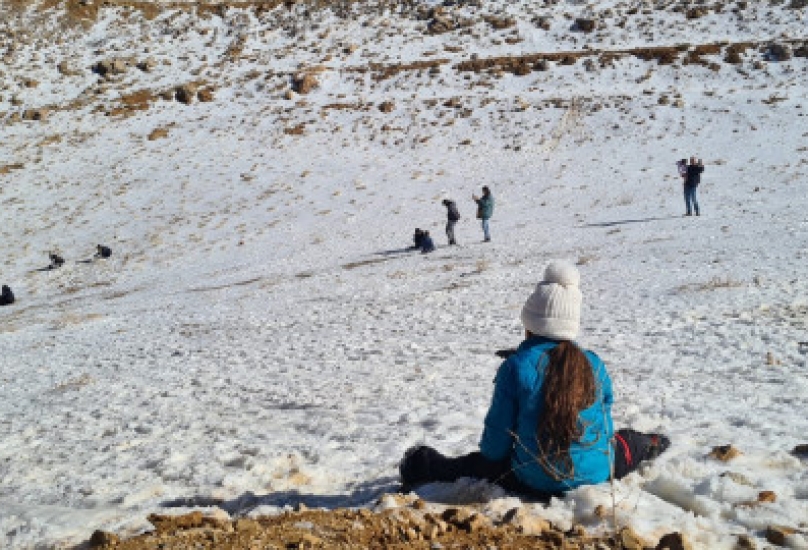 المئات في جبل الشيخ يلهون بالثلوج