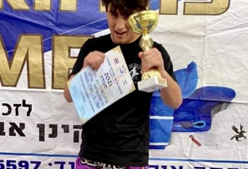 الفتى كيان مخلوف (14 عاماً)، مُرشح لبطولة العالم في الكيك بوكسينغ (ملاكمة الرفس) في تايلاند!