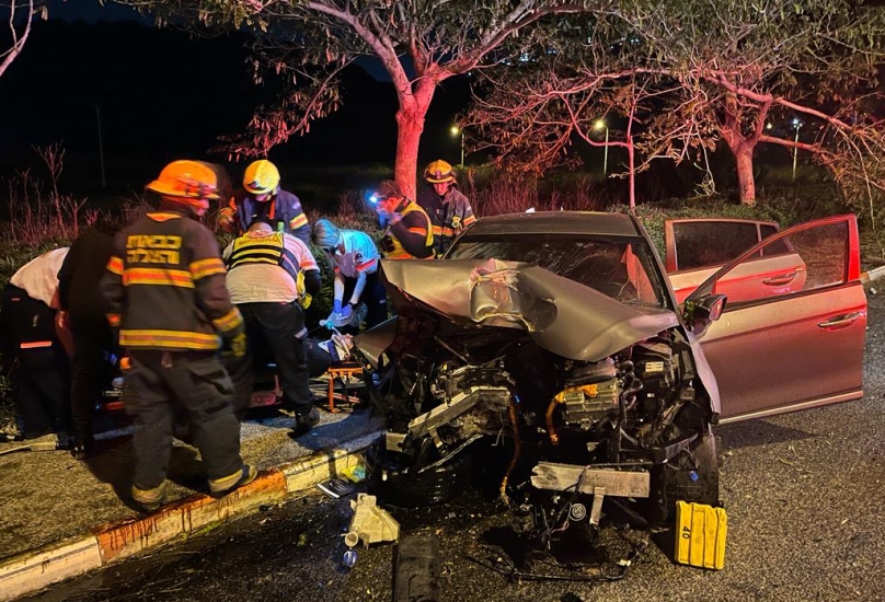 اصابة خطيرة لشاب اثر اصطدام سيارة بشجرة في حيفا