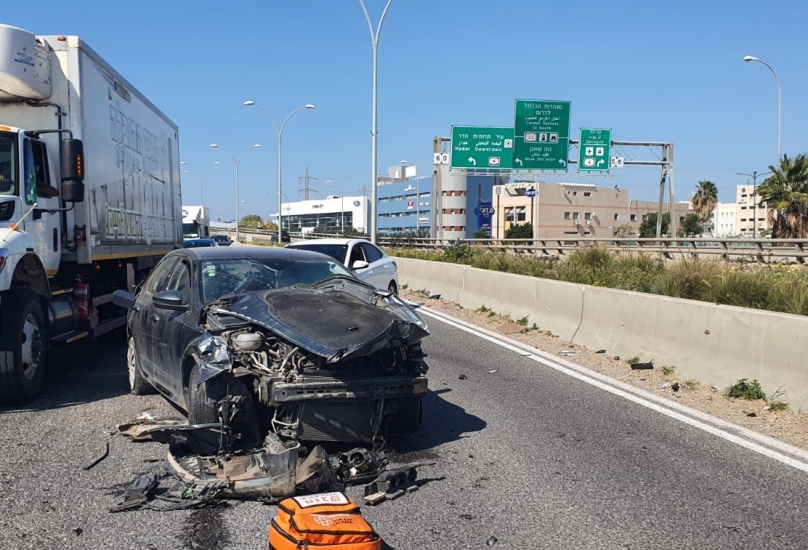 إصابة ثلاثة أشخاص بجروح متفاوتة إثر حادث طرق وقع بين مركبتين على شارع 75 في حيفا