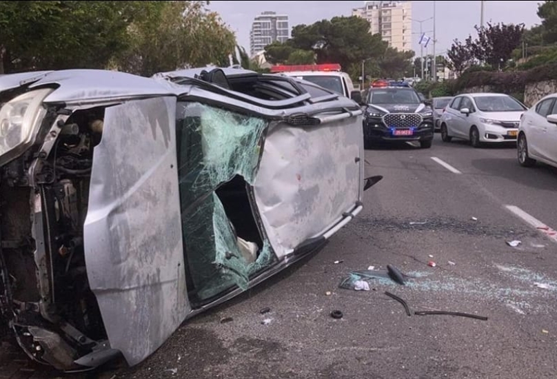 حيفا  - طواقم الإطفاء تعالج حادث إنقلاب سيارة