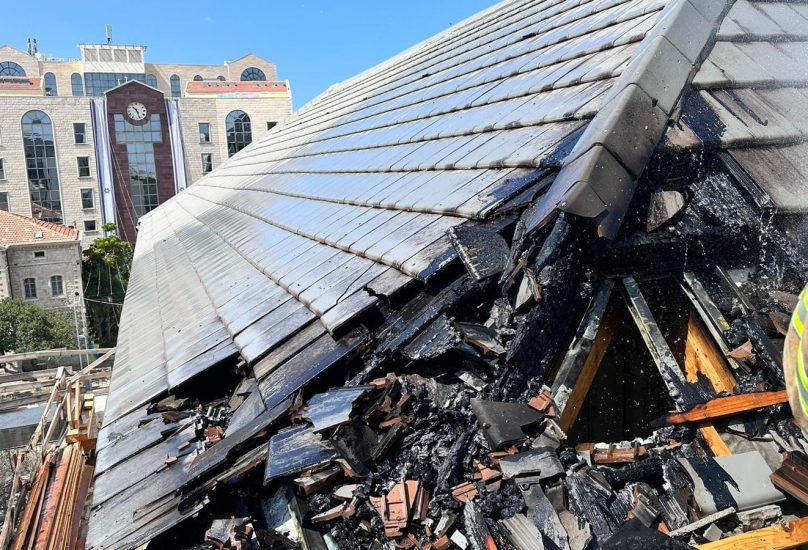 حيفا: اخماد حريق في سقف فندق قيد الإنشاء