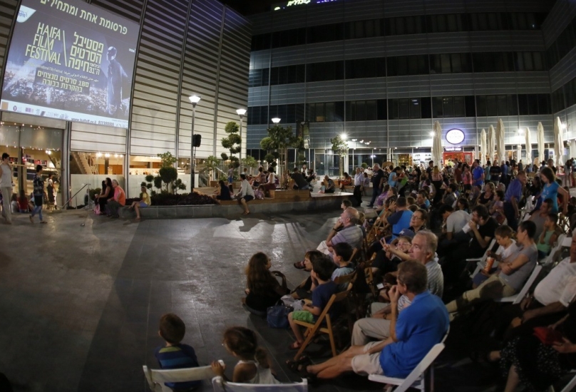 عرض أفلام كرتون لجميع افراد الاسرة في ساحة مهرجان الأفلام الدولي حيفا
