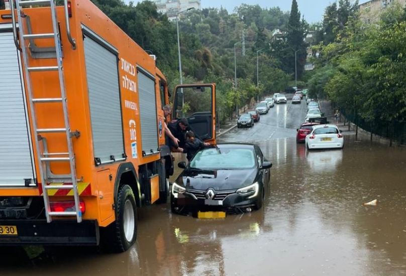 حيفا_تخليص افراد عائلة بعد ان علقت سيارتهم داخل الفيضانات