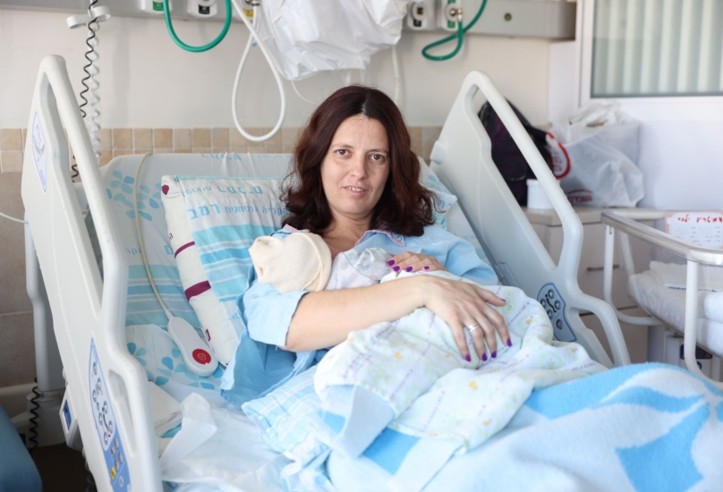 لينا ديمطريب (36) من حيفا مع مولودتها