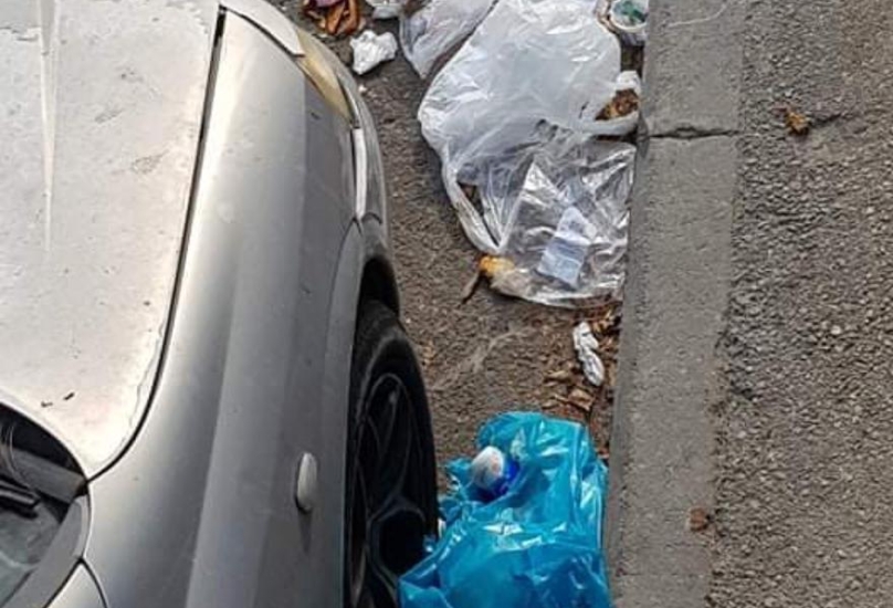 عائلة عربية تبادر بتنظيف تراكمات القمامة وتسأل : اين البلدية؟!
