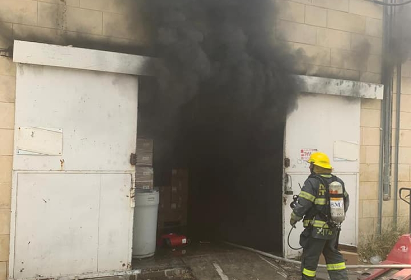 حيفا: اندلاع حريق بمبنى صناعي في شارع الهستدروت