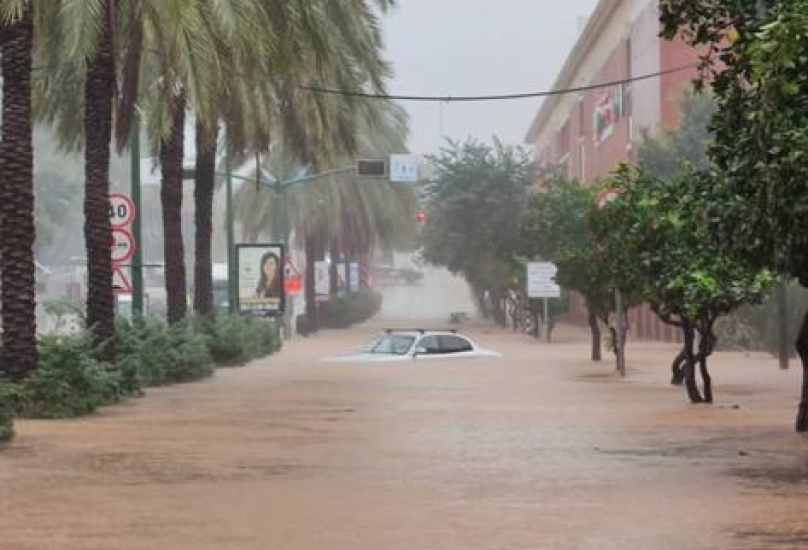 الأمطار تتسبب بغرق عدة شوارع في البلاد